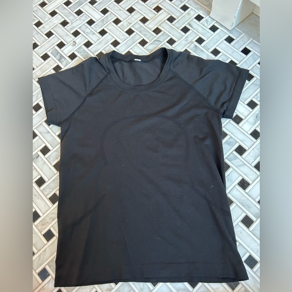 Black Lululemon swiftly tech top, size 4
